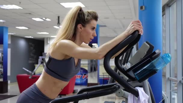 Jovem mulher trabalhando no stepper no ginásio exercício — Vídeo de Stock