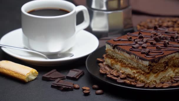 Parte da sobremesa tradicional italiana Tiramisu, xícara de café expresso, mocha e grãos de café — Vídeo de Stock