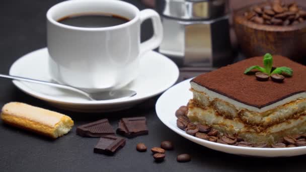 Geleneksel İtalyan Tiramisu tatlısı, bir fincan espresso, moka ve kahve çekirdekleri. — Stok video