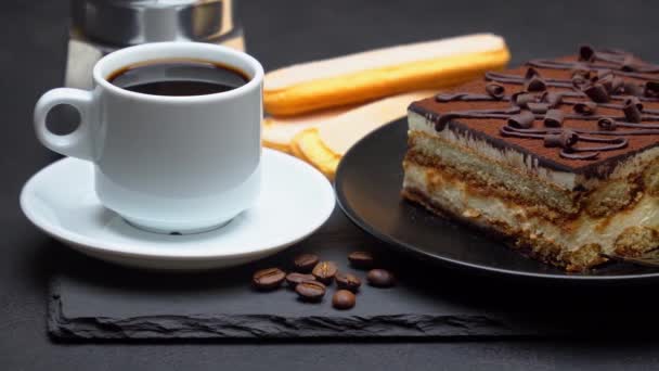Del av traditionell italiensk Tiramisu dessert, kopp espresso, mocka och kaffebönor — Stockvideo