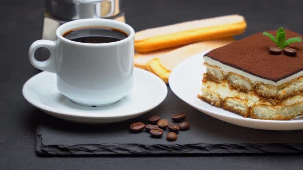 Egy adag hagyományos olasz Tiramisu desszert, egy csésze eszpresszó, mokka és kávébab. — Stock videók