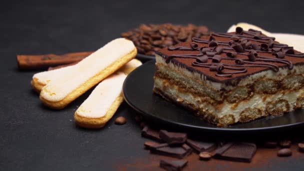 Portie traditionele Italiaanse Tiramisu dessert, koffiebonen en savoiardi koekjes — Stockvideo