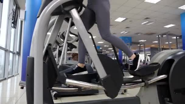 Mujer joven haciendo ejercicio en orbi track en el gimnasio — Vídeos de Stock