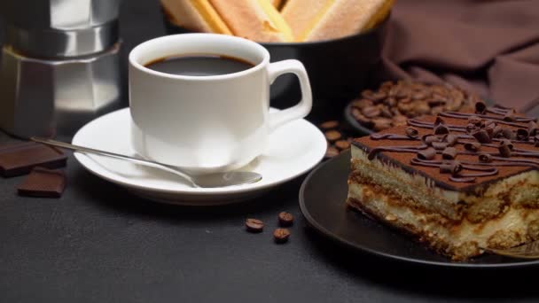 Geleneksel İtalyan Tiramisu tatlısı, bir fincan espresso, moka ve kahve çekirdekleri. — Stok video