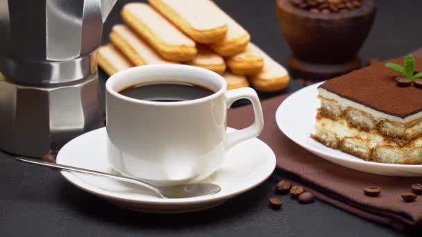 Geleneksel İtalyan Tiramisu tatlısı, bir fincan espresso, moka ve kahve çekirdekleri. — Stok video