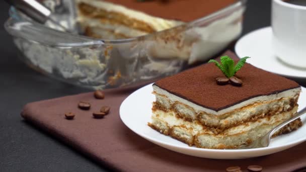 Del av traditionell italiensk Tiramisu dessert, kopp espresso och bakning skålen — Stockvideo