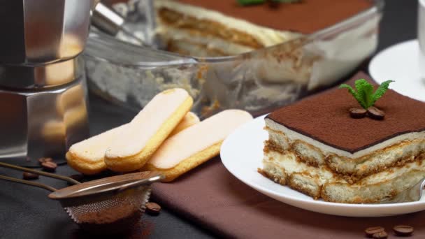 Portie traditioneel Italiaans Tiramisu dessert, kopje espresso en bakvorm — Stockvideo