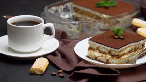 Portion traditionelles italienisches Tiramisu-Dessert, Tasse Espresso und Backform — Stockvideo