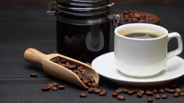 Kopje espresso koffie, handmolen en schep op donkere houten ondergrond — Stockvideo