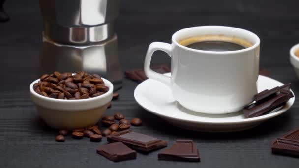 Xícara de café expresso, mocha, creme ou leite e açúcar mascavo em fundo de madeira escura — Vídeo de Stock