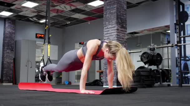 Crossfit fitness TRX esercizi di allenamento in palestra donna push-up allenamento — Video Stock