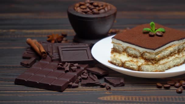 Parte da sobremesa tradicional italiana Tiramisu e pedaços de barra de chocolate — Vídeo de Stock