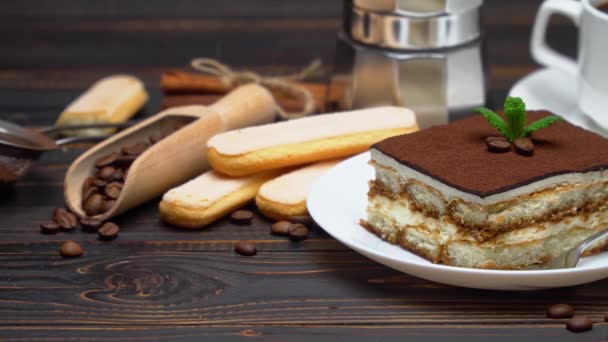 Geleneksel İtalyan Tiramisu tatlısı, bir fincan espresso, moka ve kahve çekirdekleri. — Stok video