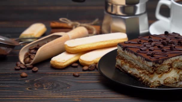Порція традиційної італійської тирамісу десерт, чашка еспресо, моча і кавові зерна. — стокове відео