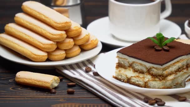 Portion traditionelles italienisches Tiramisu Dessert, Tasse Espresso, Mokka und Kaffeebohnen — Stockvideo