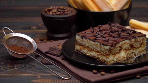 Porción de postre Tiramisú tradicional italiano, granos de café y galletas savoiardi — Vídeos de Stock