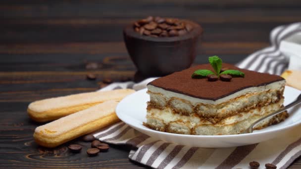 Del av traditionell italiensk Tiramisu dessert, kaffebönor och savoiardi cookies — Stockvideo