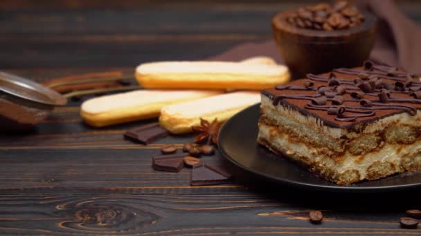 Porción de postre Tiramisú tradicional italiano, granos de café y galletas savoiardi — Vídeo de stock