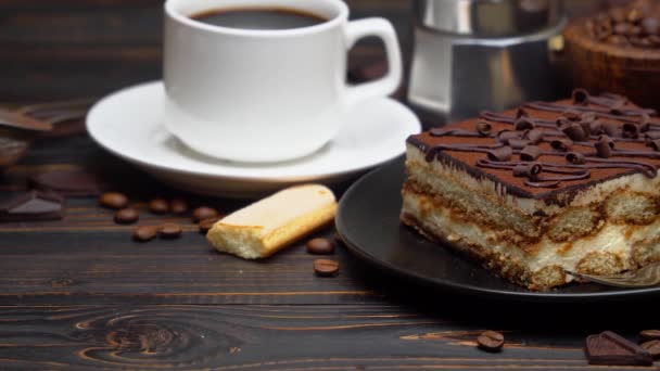 Parte da sobremesa tradicional italiana Tiramisu, xícara de café expresso, mocha e grãos de café — Vídeo de Stock