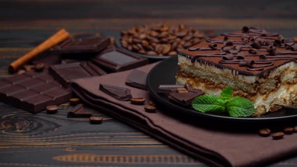 Egy adag hagyományos olasz Tiramisu desszert és egy szelet csokoládé — Stock videók
