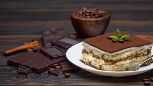 Porción de postre Tiramisú tradicional italiano y trozos de barra de chocolate — Vídeos de Stock