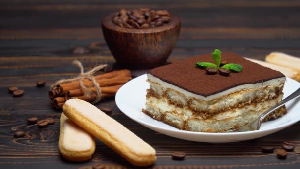 Portion traditionelles italienisches Tiramisu-Dessert und Schokoriegel — Stockvideo