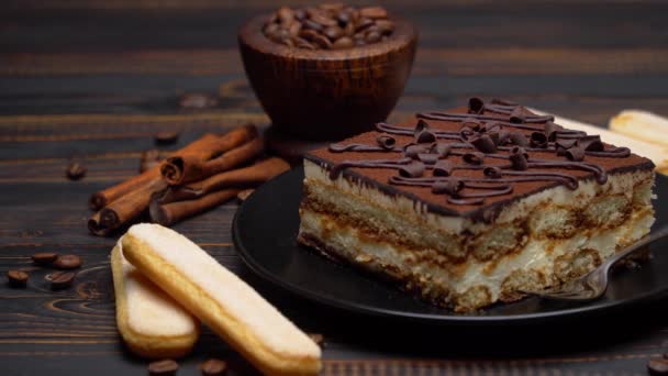 Portie traditioneel Italiaans Tiramisu dessert en stukjes chocoladereep — Stockvideo