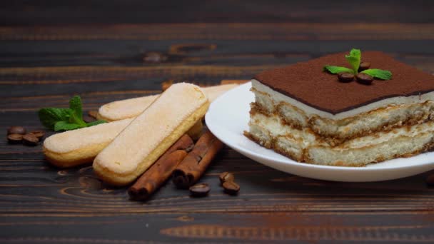 Porción de postre Tiramisú tradicional italiano, granos de café y galletas savoiardi — Vídeos de Stock