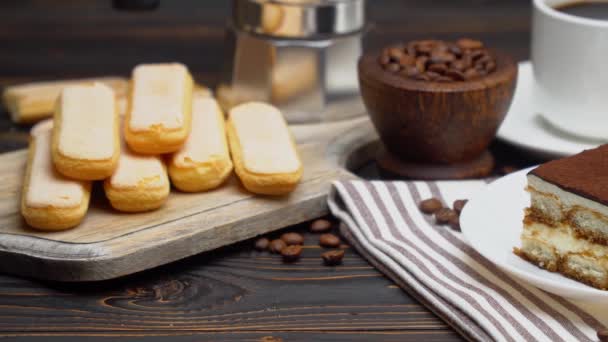 Parte da sobremesa tradicional italiana Tiramisu, xícara de café expresso, mocha e grãos de café — Vídeo de Stock