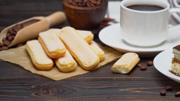Portie traditionele Italiaanse Tiramisu dessert, kopje espresso en savoiardi koekjes — Stockvideo