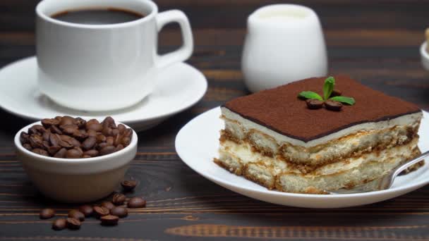 Porción de postre Tiramisú tradicional italiano, taza de espresso, leche, azúcar morena y café — Vídeos de Stock