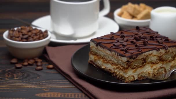 Порція традиційного італійського тирамісу десерт, чашка еспресо, молоко, коричневий цукор і каву. — стокове відео