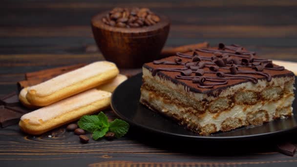 Porção de sobremesa tradicional italiana Tiramisu, grãos de café e biscoitos savoiardi — Vídeo de Stock