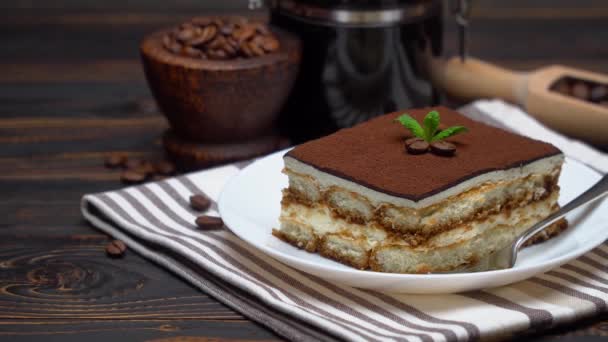 Portion de Tiramisu italien traditionnel dessert et grains de café — Video