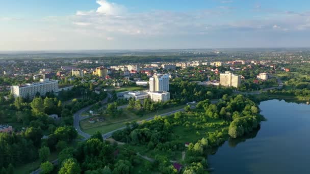 Повітряне відео міста Трускаветс, Україна — стокове відео