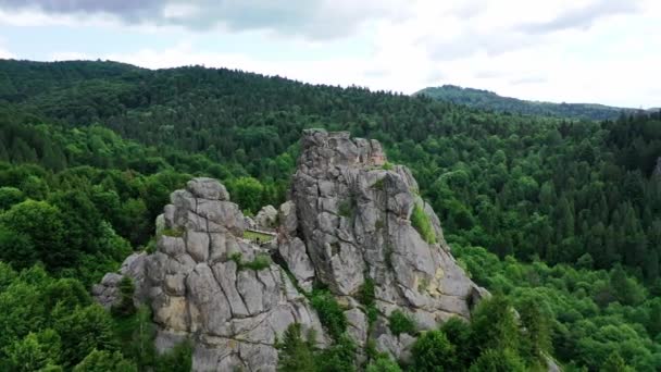 Letecký bezpilotní pohled na slavný ukrajinský středověký útes-side Tustan pevnost ruiny — Stock video