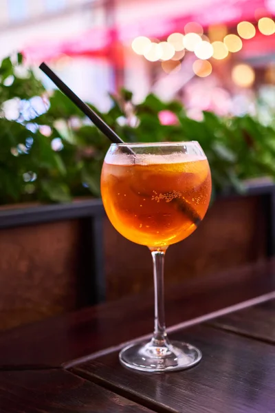 Aperol Spritz Cocktail Aperitif im Freien mit geringer Schärfentiefe — Stockfoto