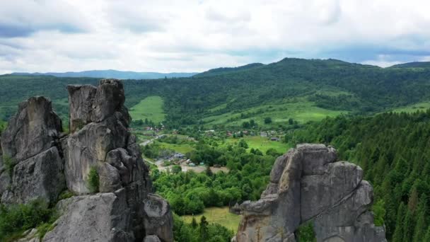 Aerial drone view of famous Ukrainian medieval cliff-side Tustan fortress ruins — Stock Video