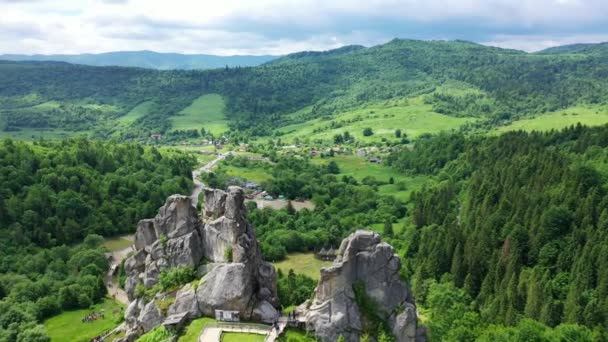 Aerial drone view of famous Ukrainian medieval cliff-side Tustan fortress ruins — 비디오