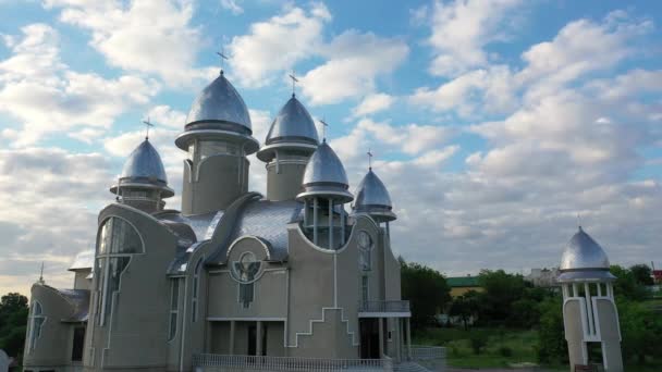 Вид з повітря на церкву Святого пророка Іллі в Трускаветі, Україна. — стокове відео