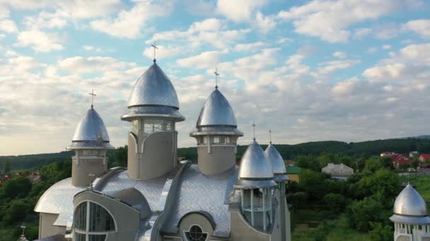 Вид з повітря на церкву Святого пророка Іллі в Трускаветі, Україна. — стокове відео