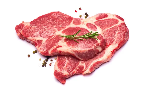 Свіжа сира яловичина або свинячі стейки на білому тлі — стокове фото