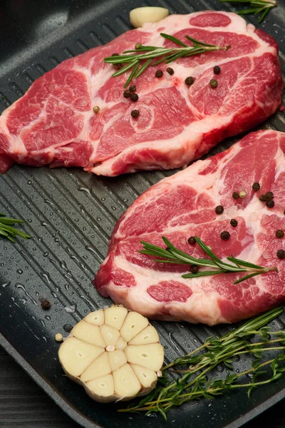 Biftecks de bœuf ou de porc frais crus sur poêle — Photo