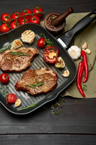 Bistecche di manzo arrosto alla griglia sulla padella — Foto Stock