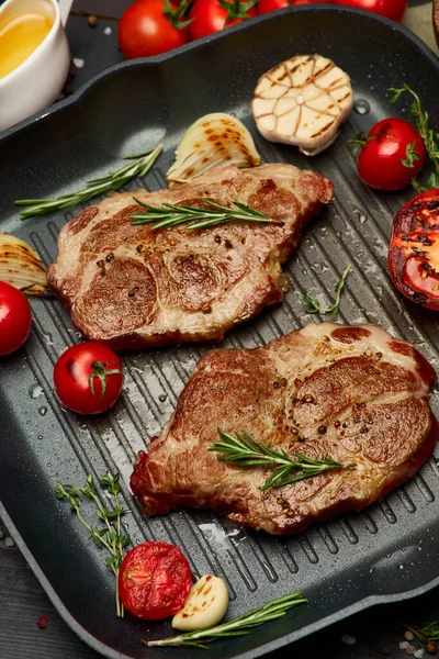 Bistecche di manzo arrosto alla griglia sulla padella — Foto Stock