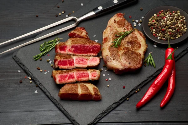 Kesme tahtasına servis edilen ızgara biftekli biftek. — Stok fotoğraf