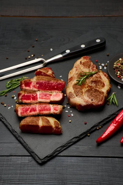 Kesme tahtasına servis edilen ızgara biftekli biftek. — Stok fotoğraf