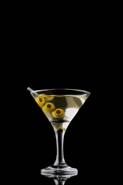 Martini vermute bebida isolada sobre fundo preto — Fotografia de Stock