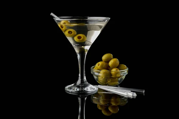 Martini Wermut Getränk isoliert auf schwarzem Hintergrund — Stockfoto