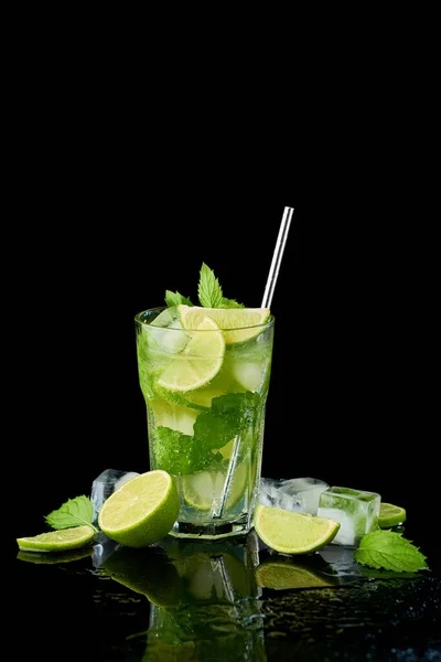 Glass of Fresh Mojito Cocktail - stúdió forgatás fekete alapon — Stock Fotó